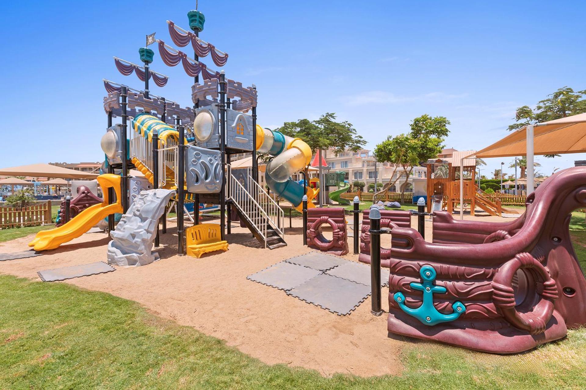 Pickalbatros White Beach Resort - Hurghada Ngoại thất bức ảnh Playground at the resort